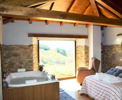 Foto de la habiatción con jacuzzi al lado de la cama de la Casa Viduedo