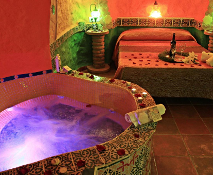 Foto de la habiatción con bañera de hidromasaje de las Casas Cueva Cazorla