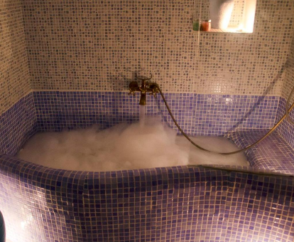 Foto de la bañera de hidromasaje con azulejos de las Casas Cuevas ElMirador