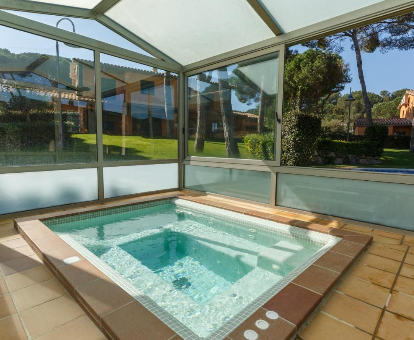 Foto de la piscina de hidromasaje cubierta con vistas al jardín de las Casas Golf Relax
