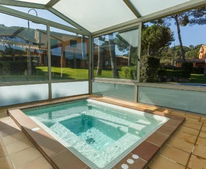 Foto del jacuzzi con vistas al jardín que se encuentra en el complejo Casas Golf Relax 
