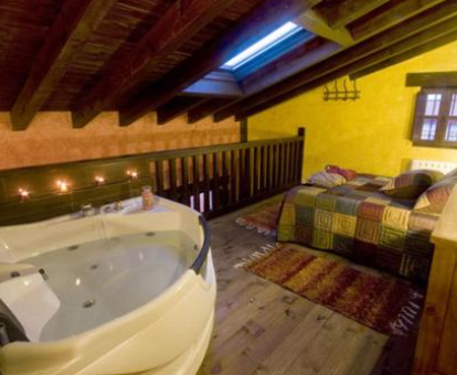 Foto de la habitación con bañera de hidromasaje de las Casas Herrenales de Ulaca