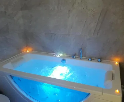 Foto de la bañera de hidromasaje de las Casas Rurales el Balcon de la Brena
