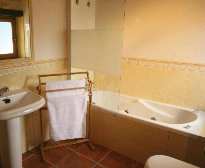 Foto de la bañera de hidromasaje que se encuentra en una de las Casas Rurales Hacendera completa