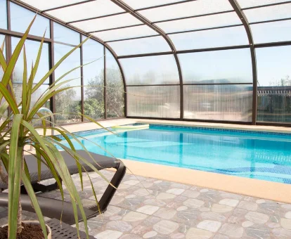 Foto de la piscina cubierta de las Casas Rurales Los Olivos de Noja