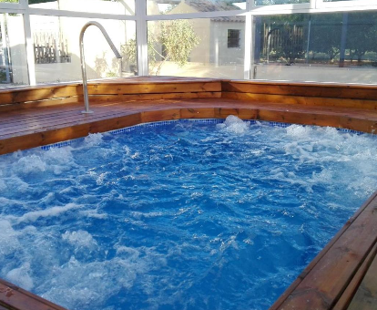 Foto de la piscina de hidromasaje que se encuentra en las Casas Rurales Noguericas