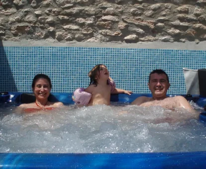 Foto de una familia en el jacuzzi de las Casas Rurales Venta Seca