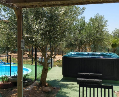 Foto del jacuzzi y la piscina de las Casas Rurales Villa Vicenta