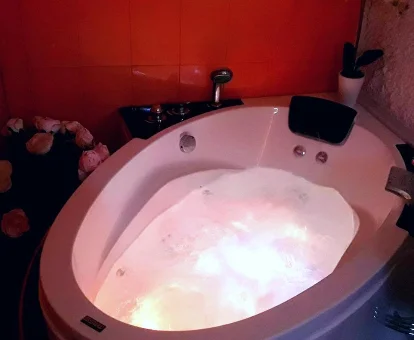 Foto de la bañera de hidromasaje de una de las habitaciones de las Casas y Cuevas El Solins