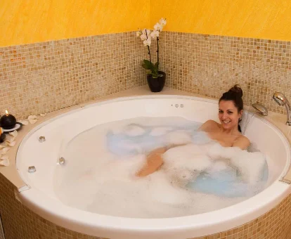 Foto de una chica bañandose en el jacuzzi de la Casa Nuri de Rei La Pobla Tornesa