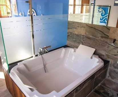 Foto de la bañera de hidromasaje que se encuentra en la casa Castell de la Solana