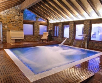 Foto del spa con piscina cubierta de la casa Castillo de Piedrasecha