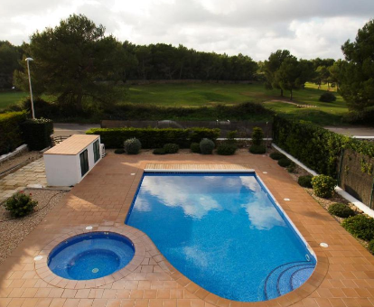 Foto de la piscina exterior y el jacuzzi del Chalet con piscina y jacuzzi (climatizado) para 8 personas
