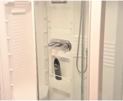 Foto de la ducha de hidromasaje del Chalet Roca