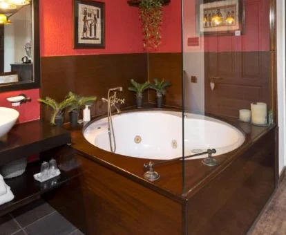 Foto del jacuzzi redondo que se encuenta en la casa rural Comarquinal Bioresort Penedes 
