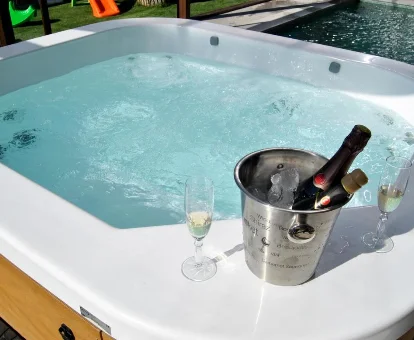 Foto del jacuzzi con copa de champán que se encuentra en el Complejo Casas Rurales MANSIONES Y VILLAS DELUXE 