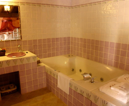 Foto de la gran bañera de hidromasaje del Complejo Rural El Marañal
