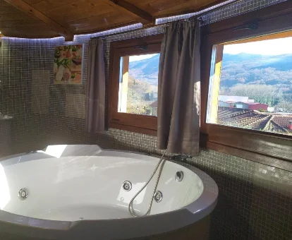 Foto de la bañera de hidromasaje con vistas a del Complejo Rural Los Chozos 
