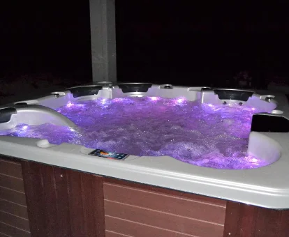 Foto del jacuzzi con iluminación morada del apartamento Condado de San Martín