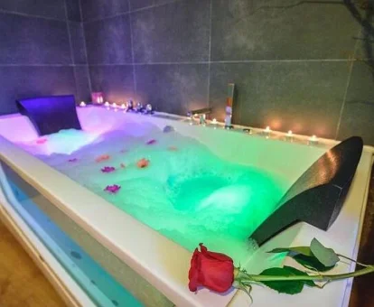 Foto de la bañera de hidromasaje con una rosa del Cozy Apartment in Riello with Jacuzzi