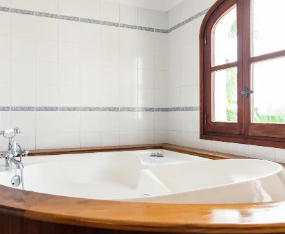 Foto de la bañera de hidromasaje que se encuentra en el Cozy Holiday Home in Santa Eularia des Riu with Private Pool 
