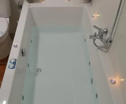Foto de la bañera de hidromasaje que se encuentra en la Cueva de la Abuela María