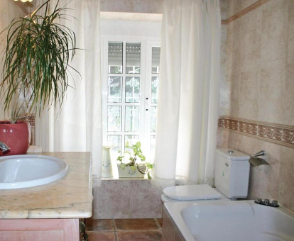 Foto del baño con bañera de hidromasaje de la casa Dehesa Las Yeguas