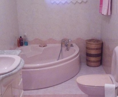 Foto de la bañera de hidromasaje que se encuentra en el apartamento Dolce Far Niente