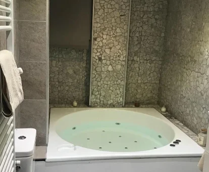 Foto del jacuzzi que se encuentra en los apartamentos Dos Torres Ribera Suite -Jacuzzi con vistas