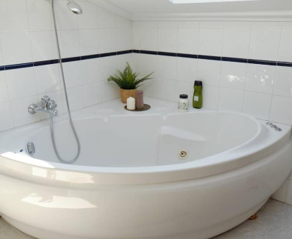 Foto de la bañera de hidromasaje del Duplex precioso con jacuzzi, sauna y chimenea
