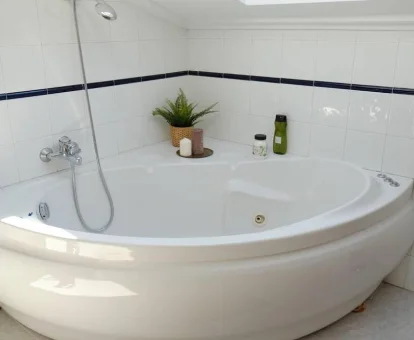 Foto de la bañera de hidromasaje del Duplex precioso con jacuzzi, sauna y chimenea