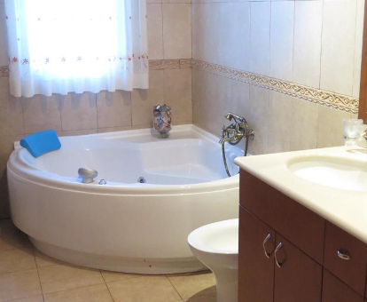 Foto de la bañera de hidromasaje que se encuentra en la casa El Abeto Verde