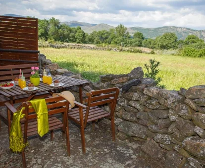 Foto de la impresionate terraza con vistas a la campiña de la casa El Bulín de Piñuecar 
