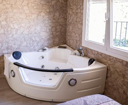 Foto de la bañera de hidromasaje privada que se encuentra en una habitación de la casa El Gavilán