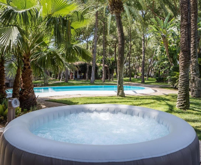Foto del jacuzzi exterior y la piscina de El Oasis Resort
