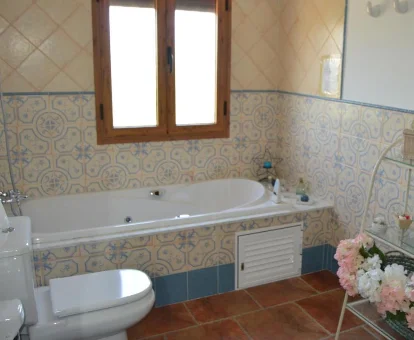 Foto de la bañera de hidroamsaje de la casa El Olivo del Moreno