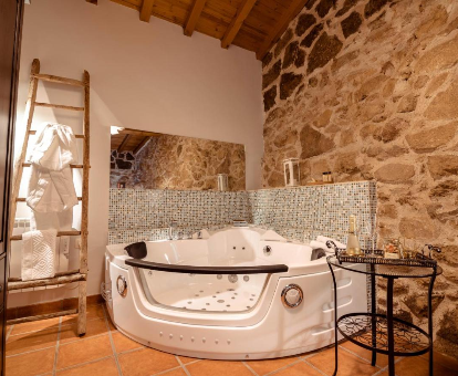 Foto de la bañera de hidromasaje que se encuentra en la casa El Pajar de Tío Mariano