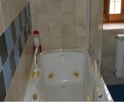 Foto de la bañera de hidromasaje de la casa El Peralón de León