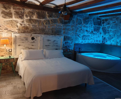 Foto de la habitación con bañera de hidromasaje de la casa El Racó de Valderrobres