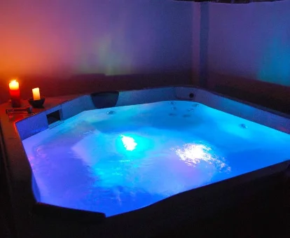 Foto de la bañera de hidromasaje con velas de  El Rincon de Carmen