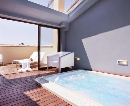 Foto del jacuzzi cubierto que se encuentra en la casa El Rincon De Jara