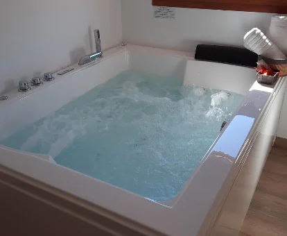 Foto de la bañra de hidromasaje que se encuentra en El Tranco Apartamentos