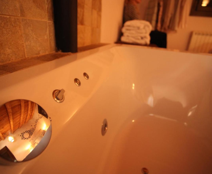 Foto de la bañera de hidromasaje que se encuentra en la Casa rural Lo Niu
