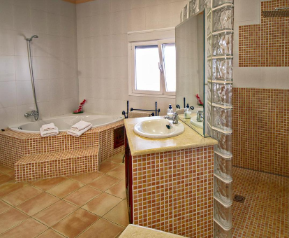 Foto del baño con jacuzzi y ducha de la casa Entre Sevilla y Córdoba Casa de lujo con vistas espectaculares
