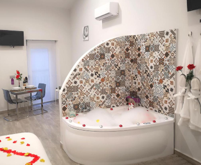 Foto de habitación con bañera de hidromasaje de ERES EMÉRITA 