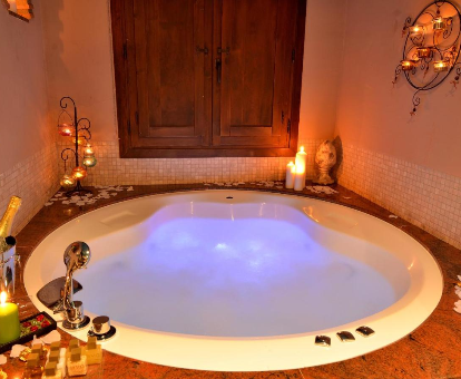 Foto de la bañera de hidromasaje que se encuentra en los apartamentos Espacios Del Mundo