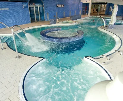 Spa con piscina cubierta y jacuzzi del resort Estival Park 
