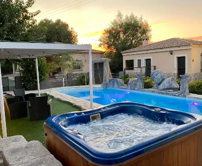 Foto de la piscina y el jacuzzi exterior de la Exclusiva Piscina con Jacuzzi y Jardín privado