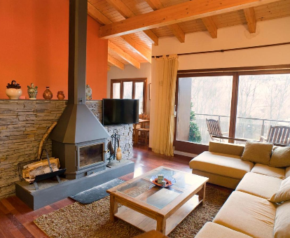 Foto del salón con chimenea de la Fantastica casa en la Molina
