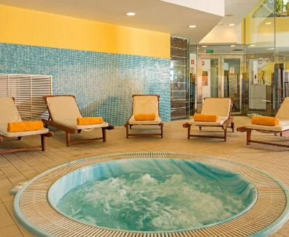 Foto del jacuzzi con tumbonas del aparthotel FERGUS Club Vell Mari 
